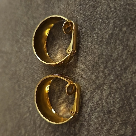 3/$30 VTG Goldtone Textured Hoop Clip-on Earrings - Picture 4 of 7